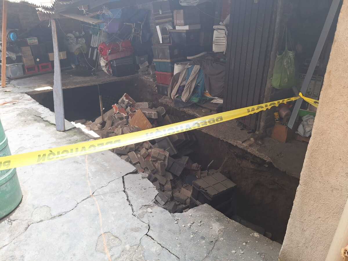 Cinco personas fueron desalojadas por el socavón de 20 metros en la GAM. | Protección Civil CdMx