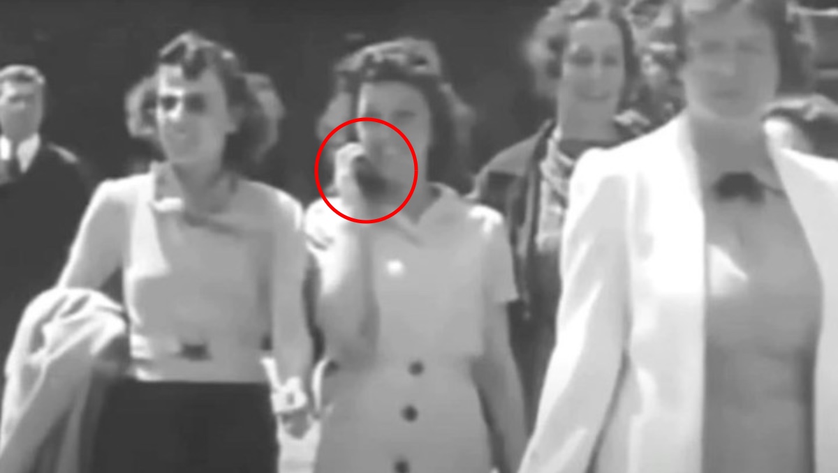 Reviven misteriosos videos de mujeres usando celular en 1900 | ESPECIAL
