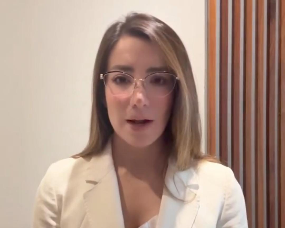 Se trata de una periodista que dijo que las corrieron de un restaurante tras cerrar.