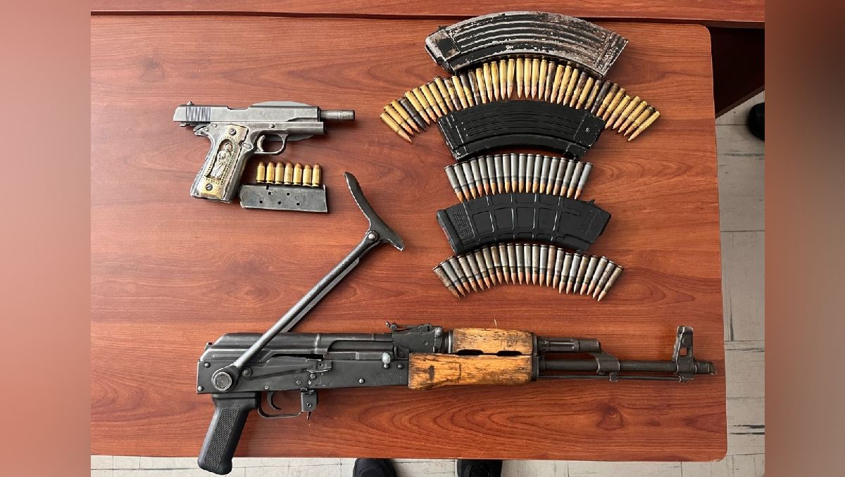El sospechoso viajaba en un vehículo robado con un arma corta y otra larga. Foto: (Especial)