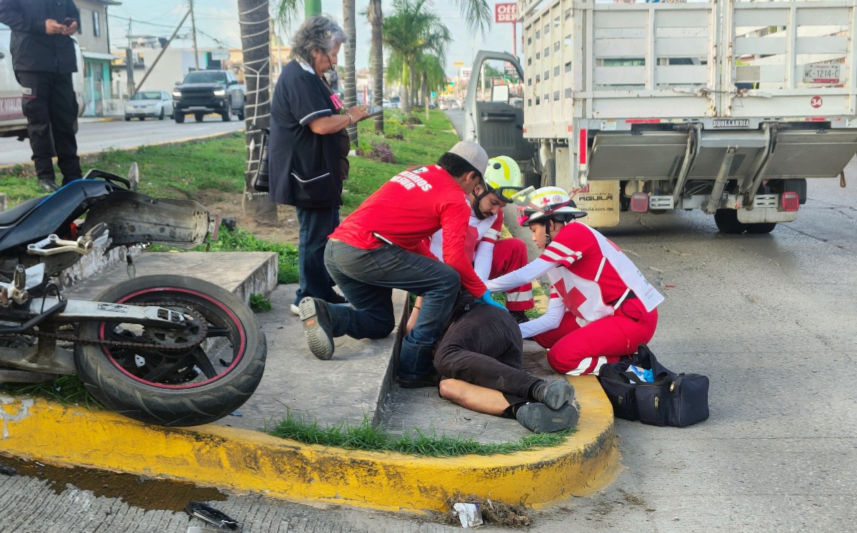 Tres paramédicos con chalecos rojos sin ambulancia.
