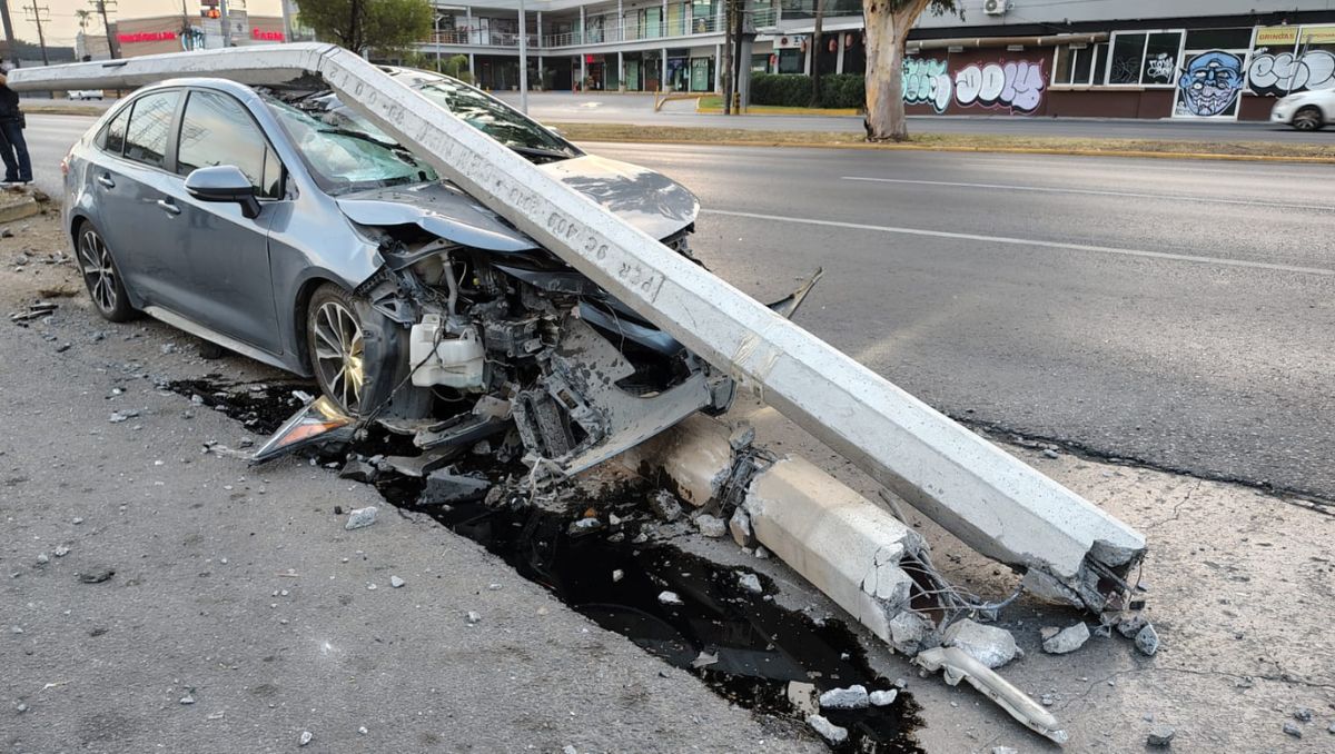 En el lugar quedó abandonado un vehículo Toyota Corolla de color gris acero. Agustín Martínez
