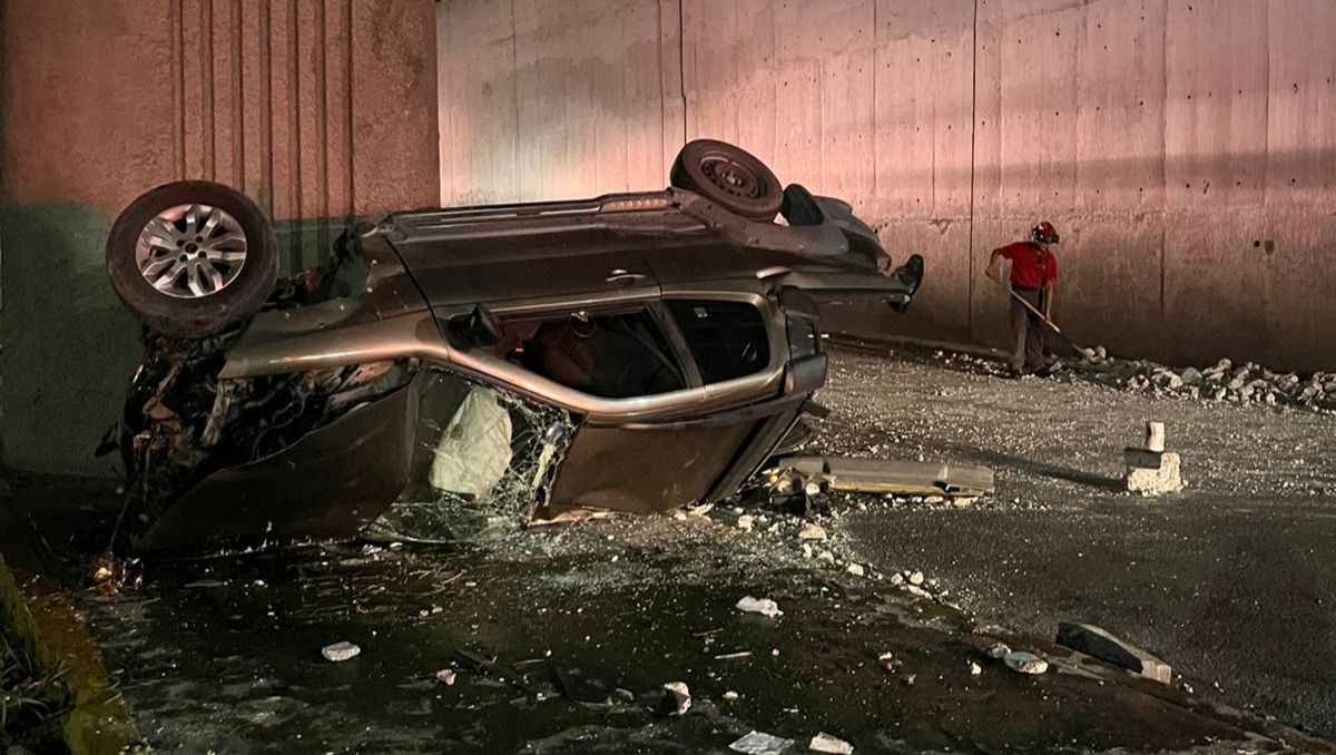 El accidente provocó daños en la columna del Metro y en la estructura del paso deprimido. Susana Paredes