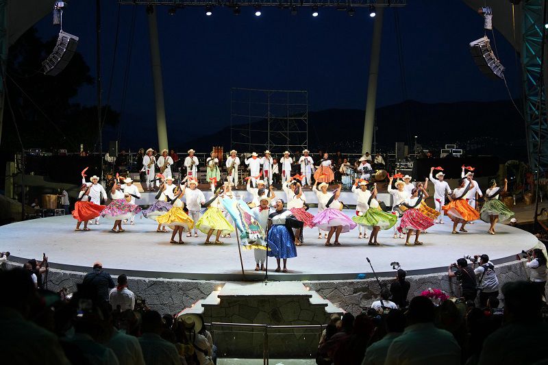 Delegaciones de Oaxaca durante el cierre de la Guelaguetza 2025 en la Rotonda de la Azucena | Especial
