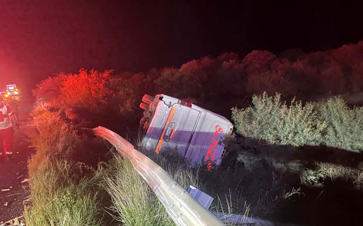 El camión volcó fuera de la carretera. l Especial