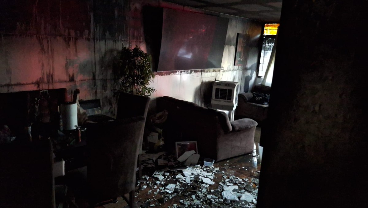 El fuego consumió un cuarto, ropa, muebles, papelería e incluso algunos electrodomésticos. Foto: Miranda Arias