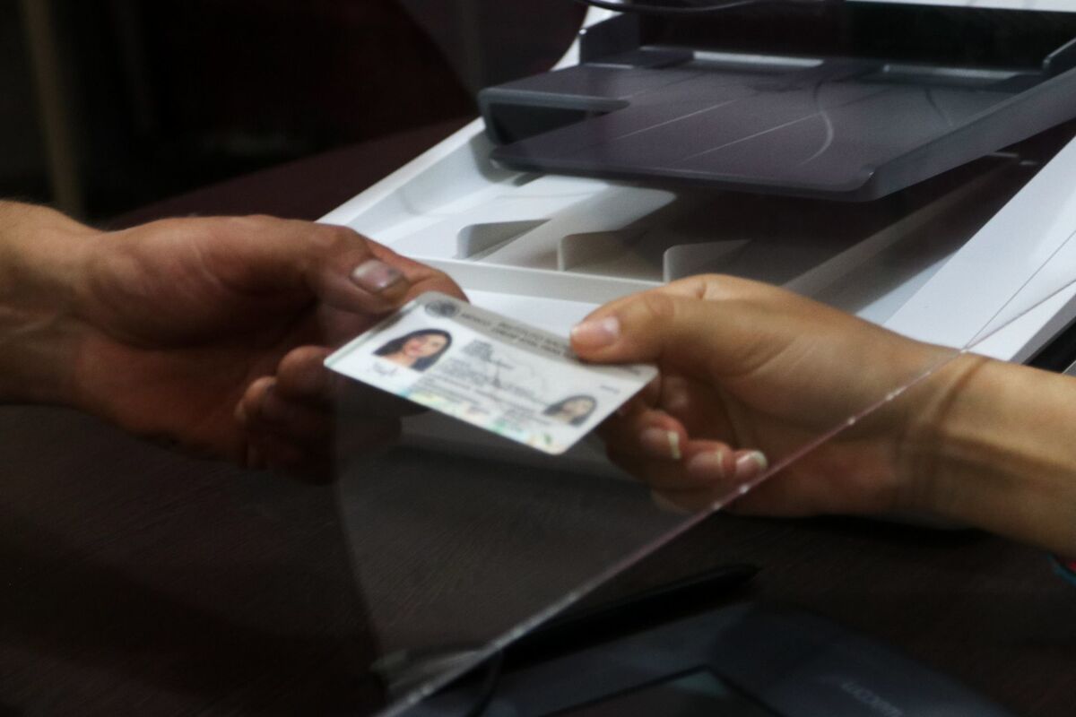 El INE se alista para avanzar a un nuevo diseño de la credencial de elector. | Foto: Cuartoscuro.