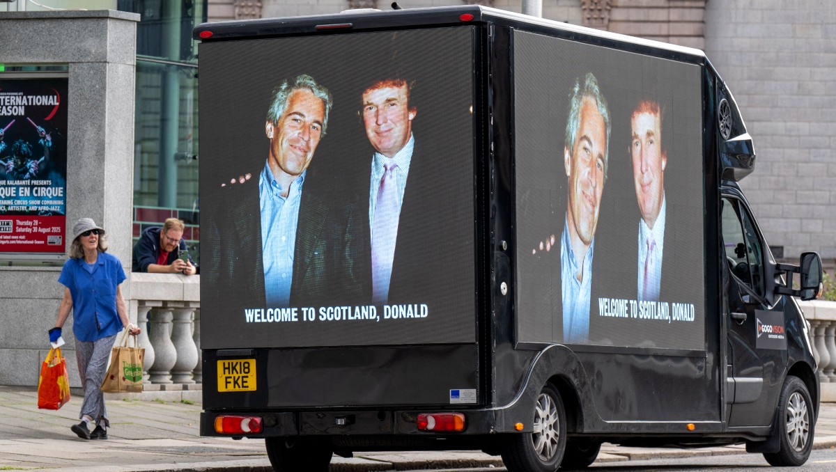 Manifestantes proyectaron fotografías de Trump y Epstein en Escocia, donde está el presidente. | AFP