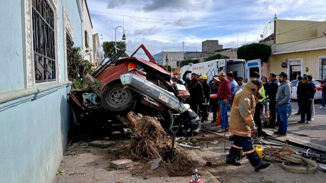 Minibús sin frenos arrolla una camioneta y la prensa contra una casa en Tlaxcala