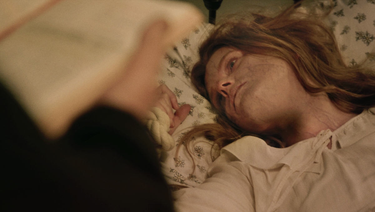 La película recrea los momentos más documentados del exorcismo: levitaciones, lenguas muertas y manifestaciones demoníacas.