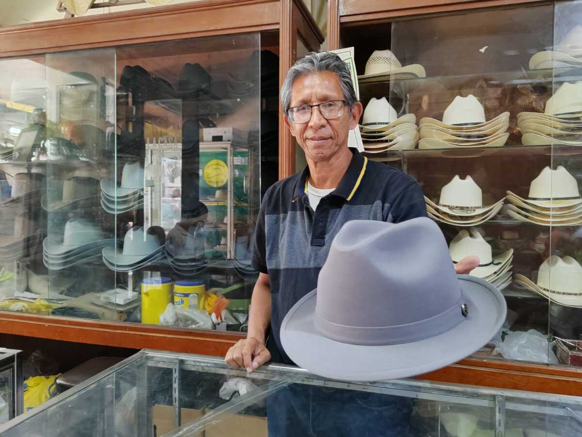 La Potosina ofrece reparación artesanal exclusiva de sombreros mexicanos, descartando los de fabricación china. | Alejandro Castañeda