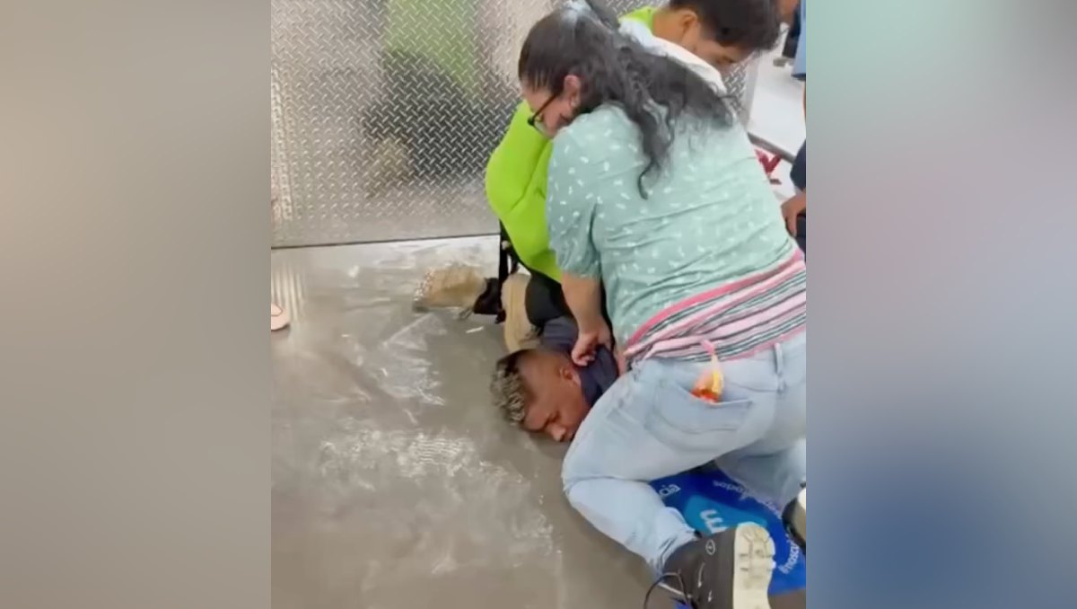 Someten a ladrón en Sam's Club en la Multiplaza Santín, Toluca. Foto: (Especial)