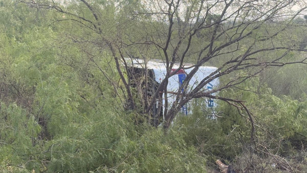 El transporte de personal se salió de la carretera y terminó al interior de un terreno. Pedro Delgado