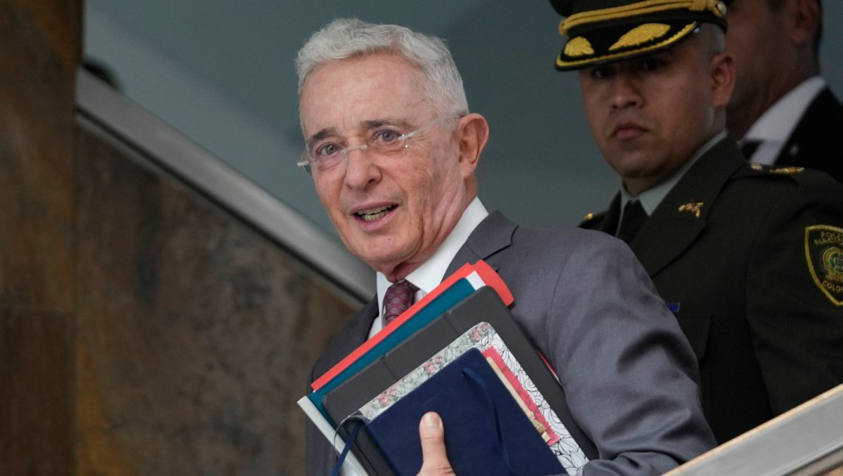 Uribe se convirtió en el primer ex presidente colombiano en enfrentar un juicio penal | AP