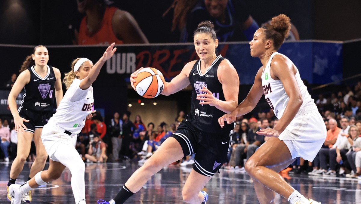 Aficionado lanza un consolador a la cancha en un partido de la WNBA (AFP)