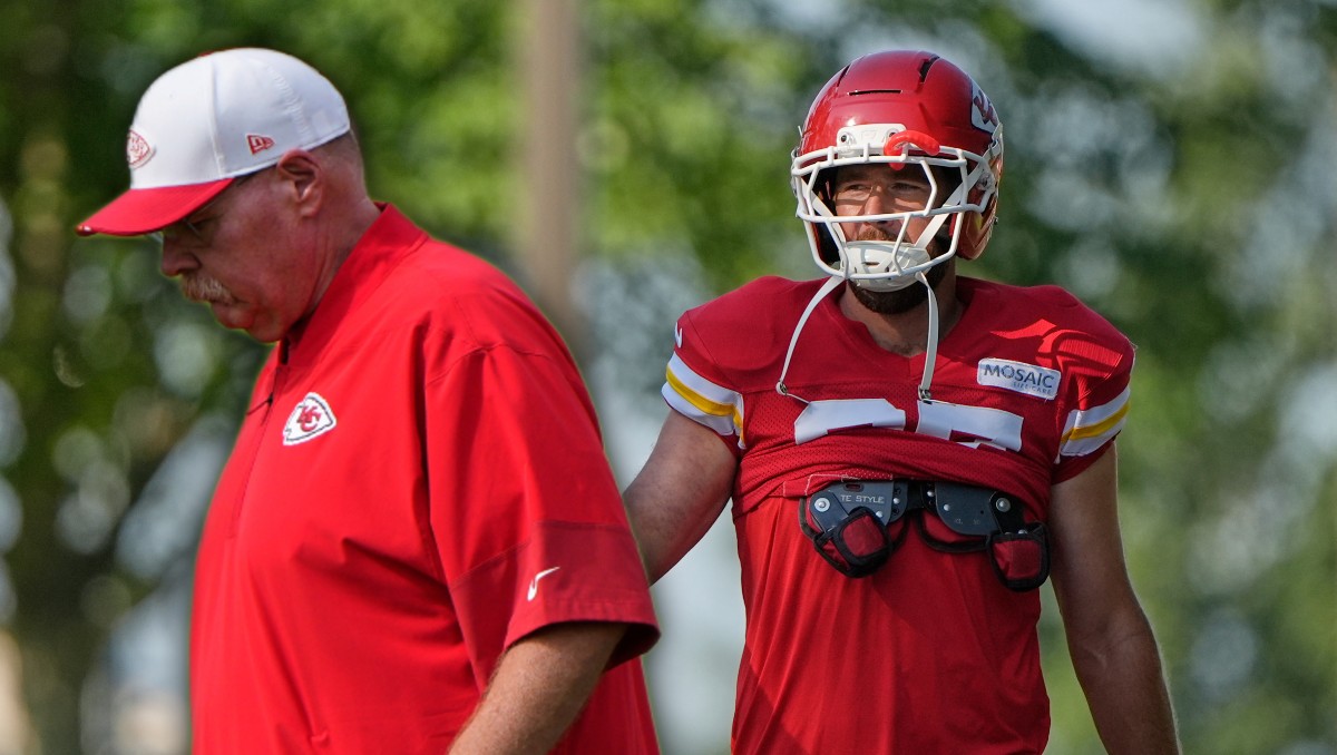 Andy Reid y Travis Kelce intervienen para detener bronca de jugadores de Chiefs (AP)