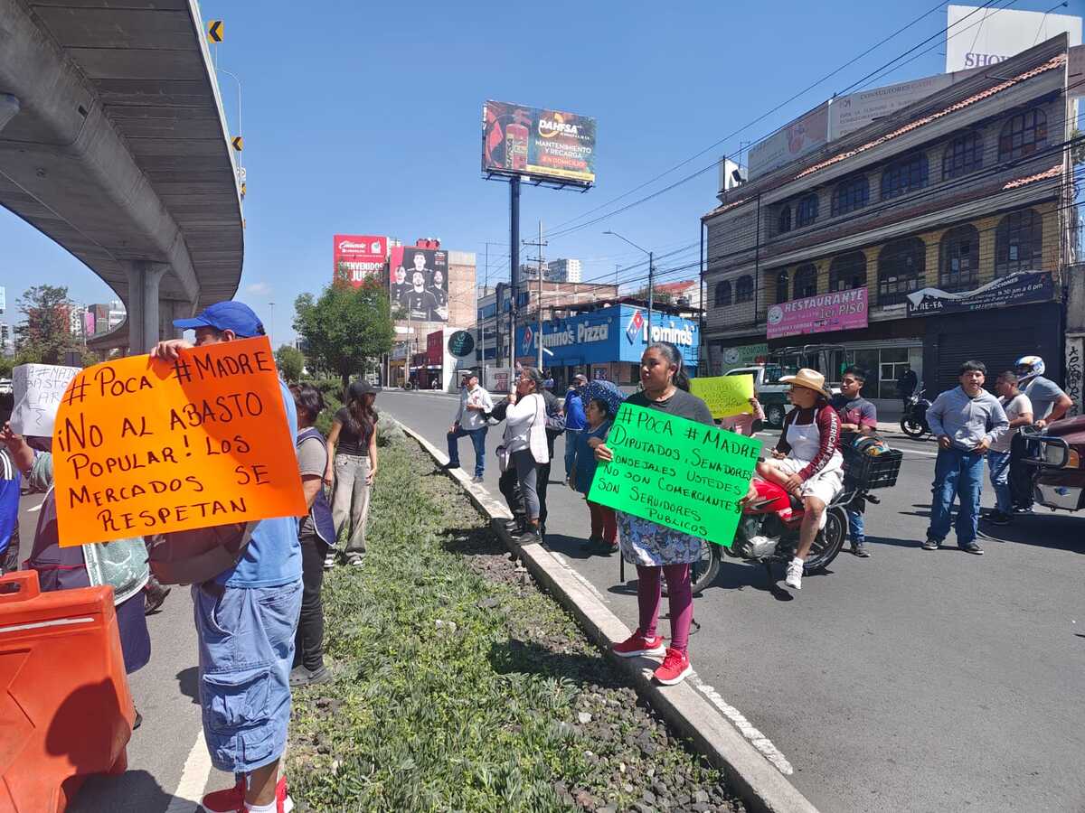 Bloqueo comerciante contra 'abasto popular' en CdMx. | Foto: Enrique Luna