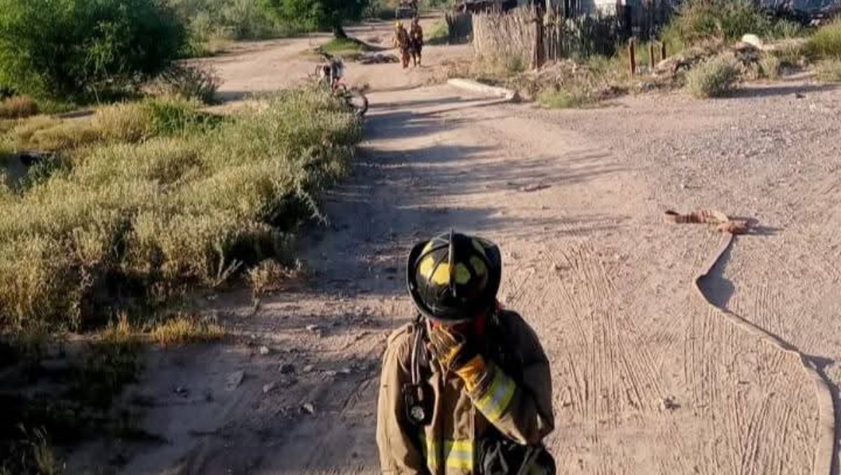 Bomberos le brindaron los primeros auxilios a la víctima. | Especial
