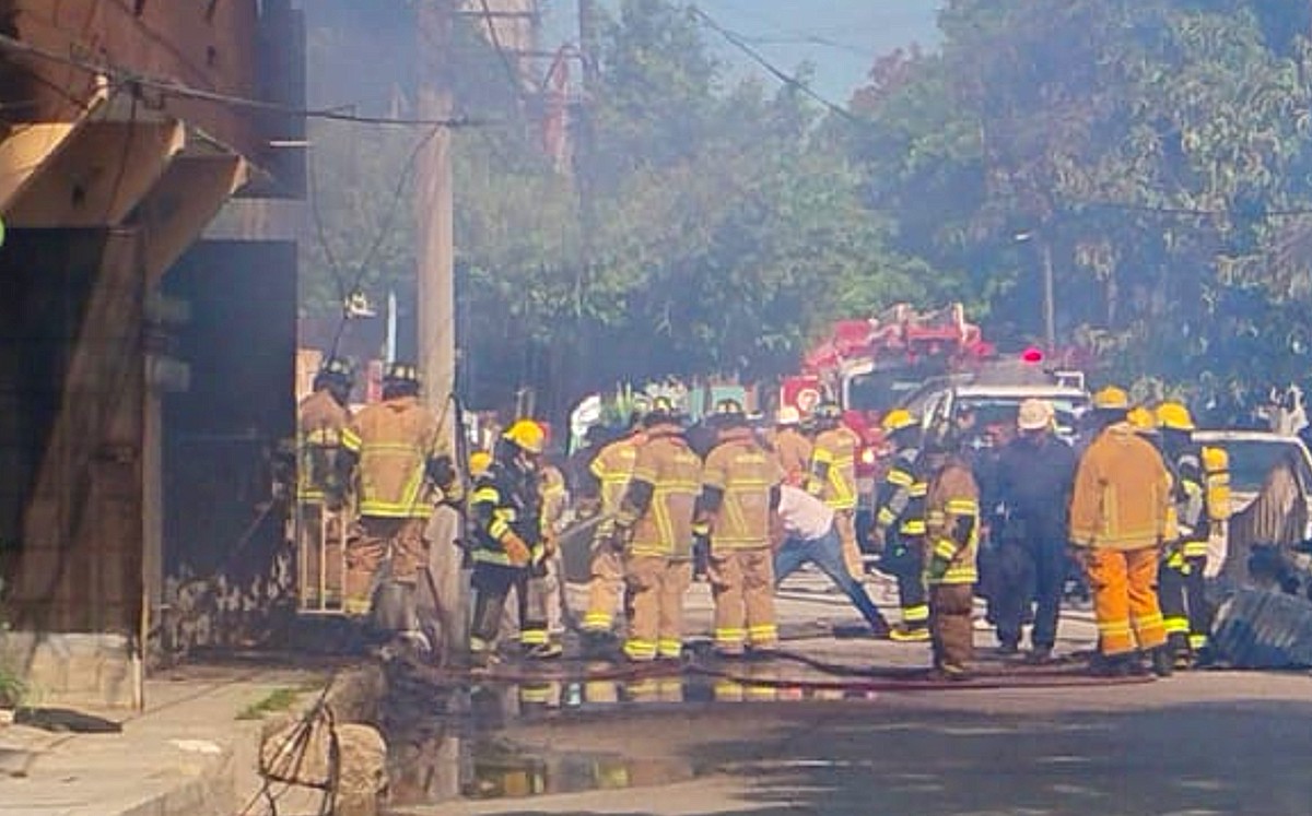 Casa se incendia en la colonia Morelos de Tampico; bomberos trabajan por apagar el fuego. |  Sergio Sánchez