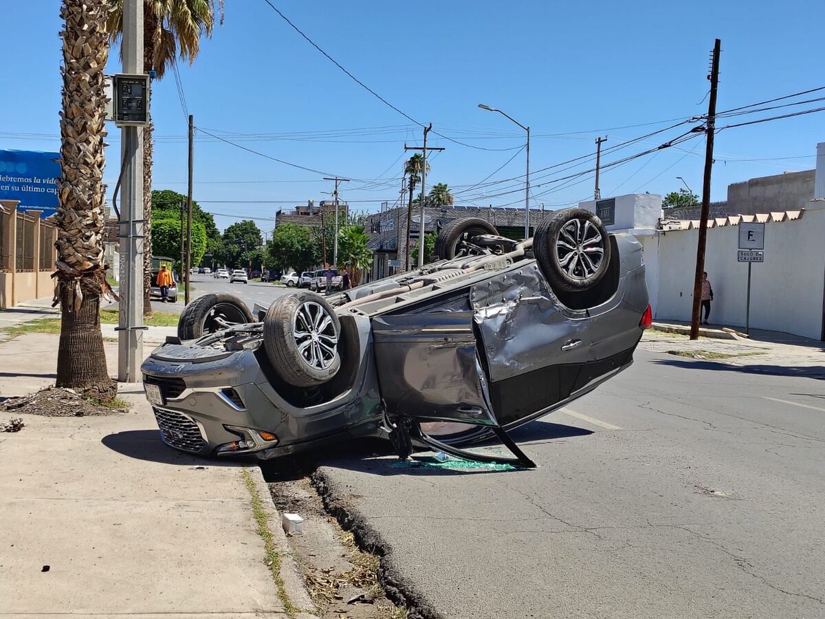 Paramédicos acudieron al lugar a auxiliar a los conductores. | Especial