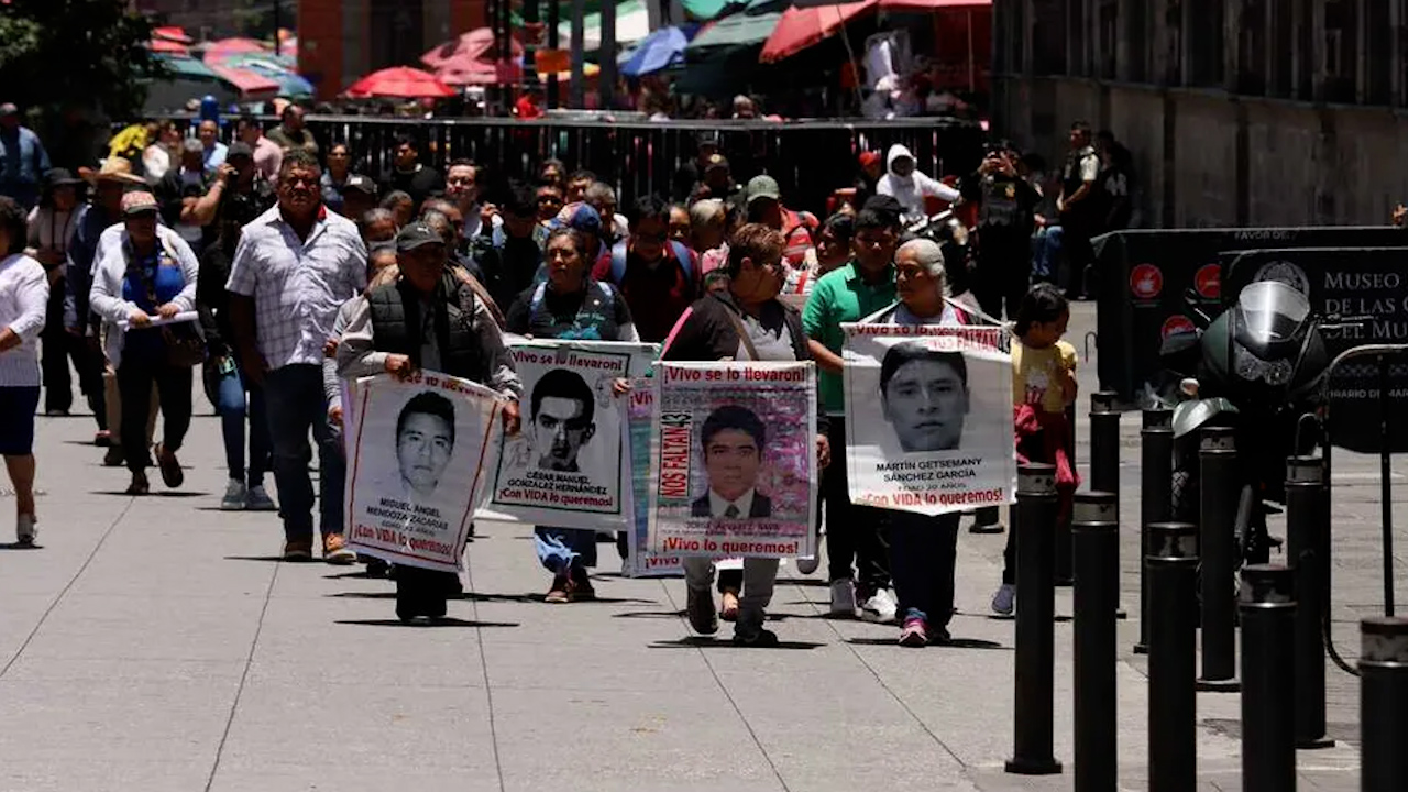 Sheinbaum se reúne por cuarta vez con familiares de normalistas desaparecidos en Ayotzinapa