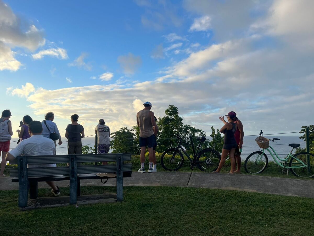 Turistas y residentes esperando ver el tsunami desde uno de los puntos más altos de Kauai, la  isla del archipiélago donde golpearán las primeras olas