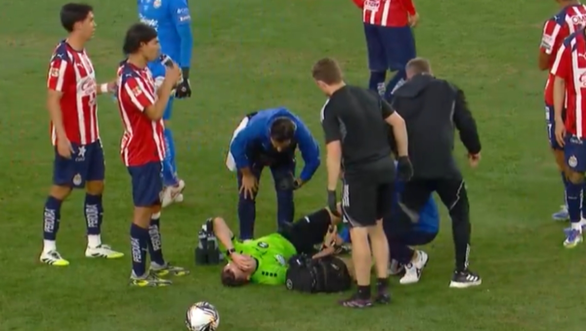 Árbitro en el partido de Chivas tuvo que salir por lesión cuando recién iniciaba el juego (Captura de pantalla)
