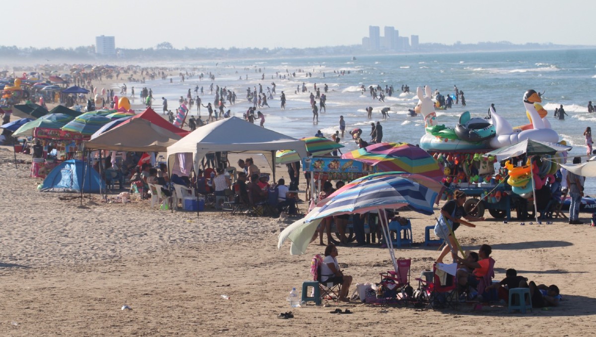 Bañistas en Playa Miramar de Ciudad Madero en vacaciones de verano. (Sergio Sánchez)