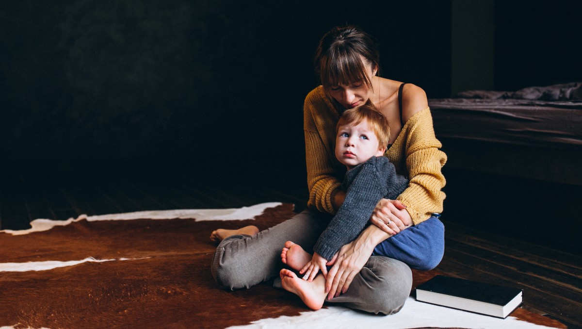 El cuidado en exceso de los hijos afecta su salud mental, independencia y habilidades sociales | Freepik