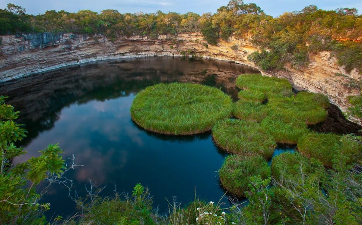 Es considerado el cenote más profundo del mundo, el Zacatón.