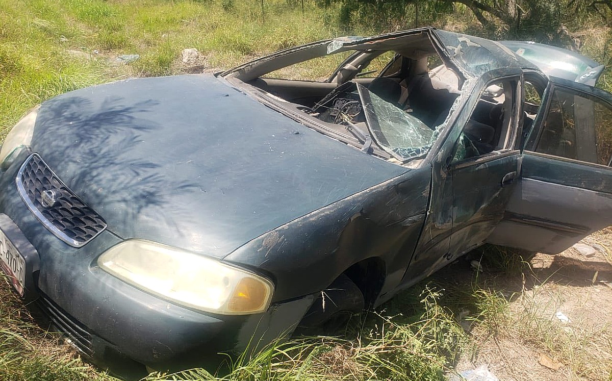 Dos hombres lesionados tras volcadura en la carretera Matamoros–San Fernando