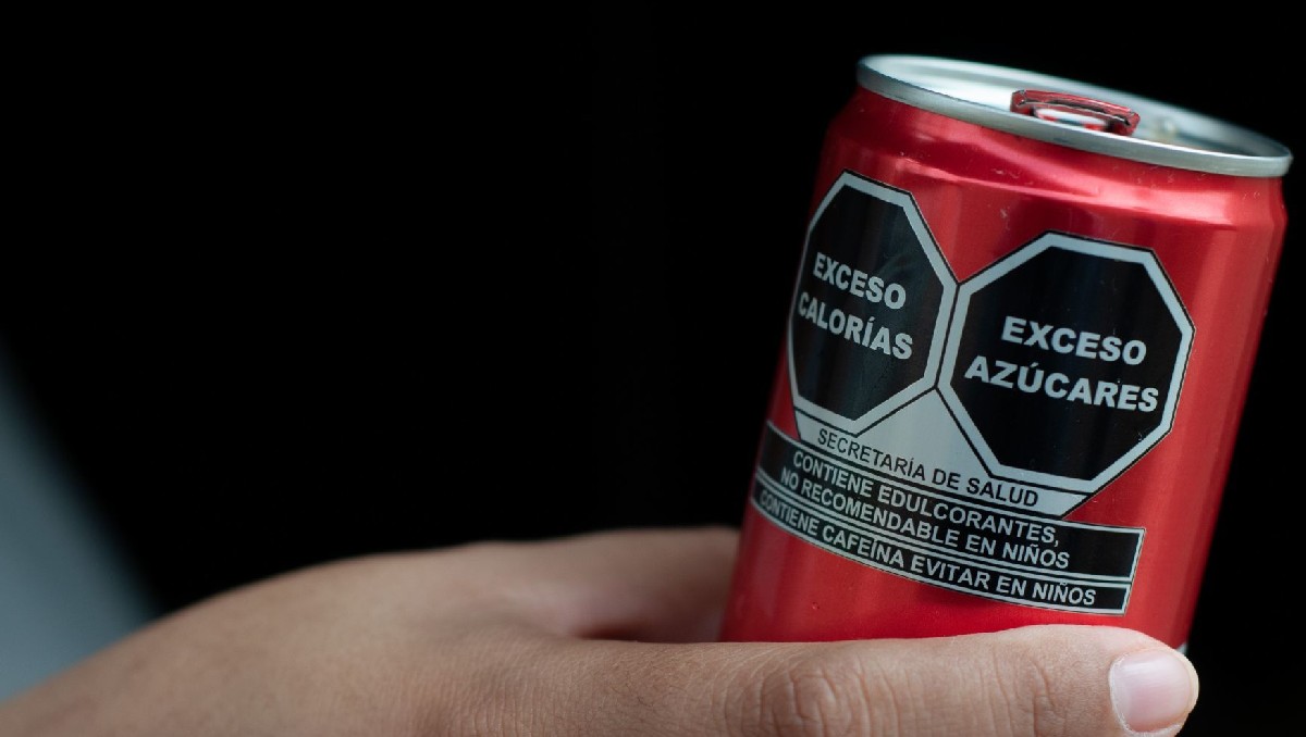 Lata de refresco con nuevo etiquetado nutricional. Foto: Cuartoscuro