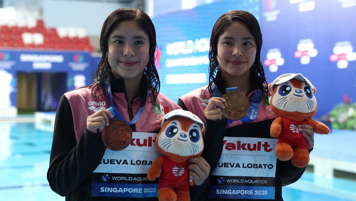 Mía y Lía Cueva, discípulas de Iván Bautista, ganaron medalla en el Mundial de Deportes Acuáticos Singapur 2025 (Reuters)