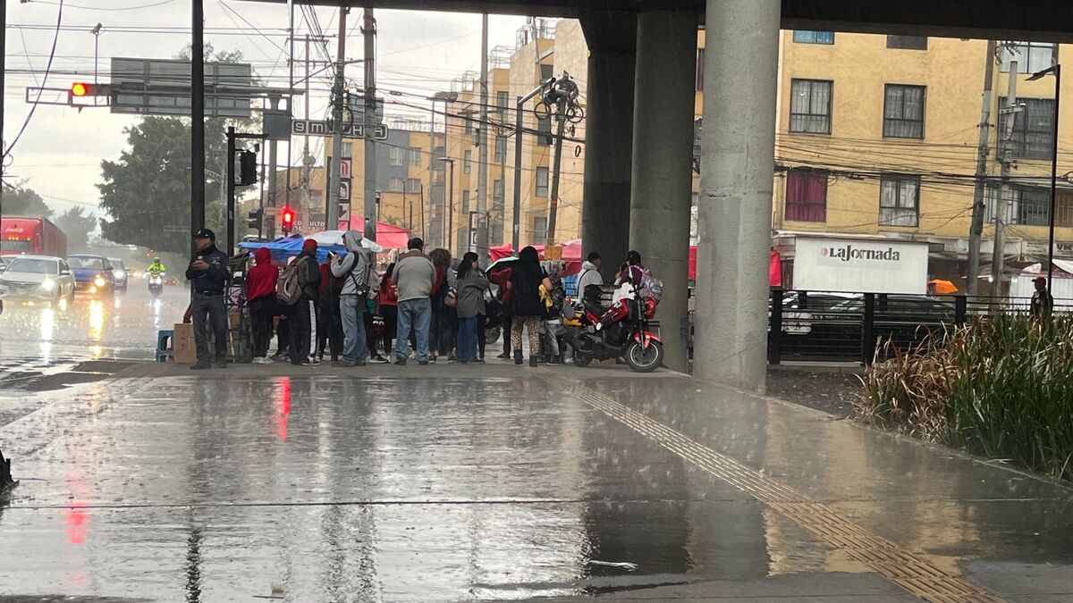 Lluvia deja atrapadas a personas en las afueras de metro Mixiuhca, en CdMx. | Ariana Pérez