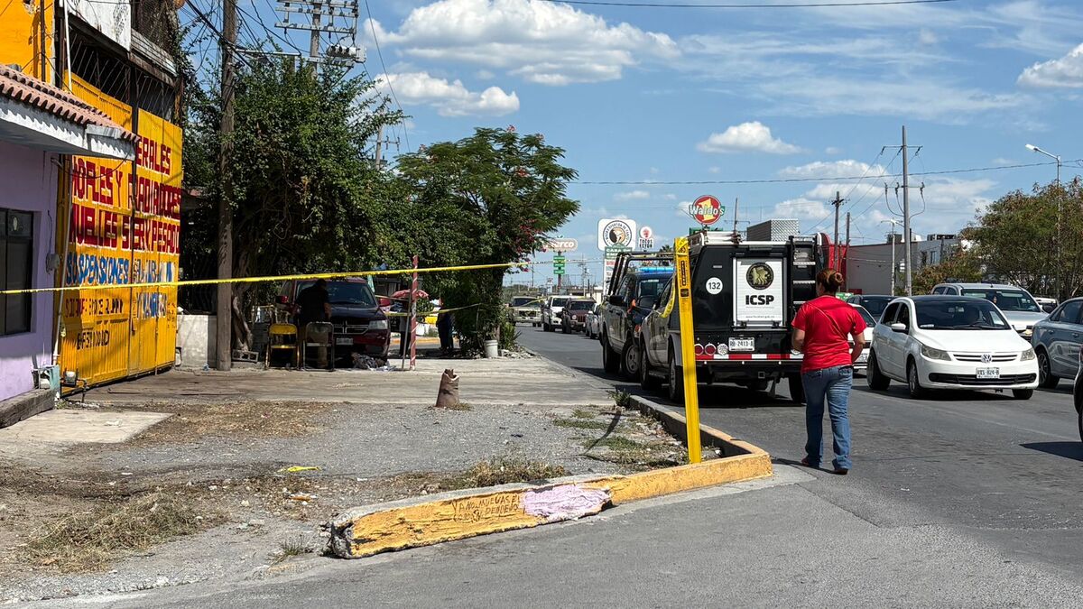 María Elena, de aproximadamente 80 años, iba caminando cuando repentinamente se desplomó. Foto: Ángel Mercado