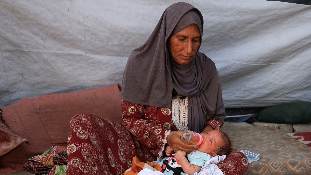 Muntaha, bebé de tres meses, es alimentada por su abuela con garbanzos molidos. | Foto: Agencia Reuters