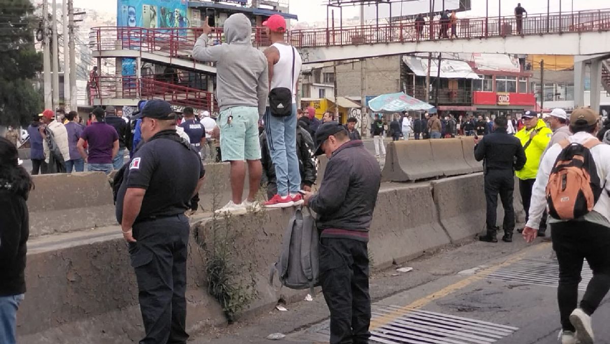 Los tianguistas exigen una solución pues amenazan con cerrar nuevamente la avenida de Los Maestros. Foto: (Especial)