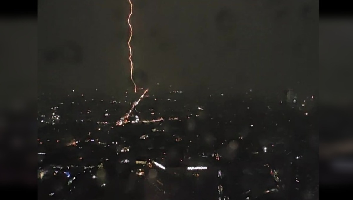 Usuarios compartieron videos de los rayos en la Ciudad de México. (Foto: @ma_toscano)