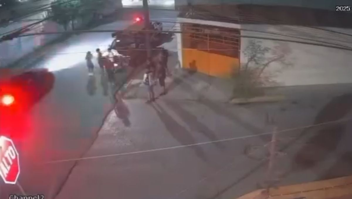 En un video se logra ver que un vehículo se acerca al grupo de jóvenes y abren fuego. Especial