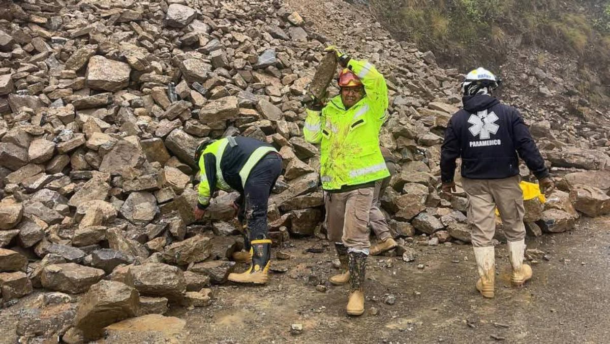 Ambulancia queda atrapada en deslave en Ajalpan, Puebla | Especial