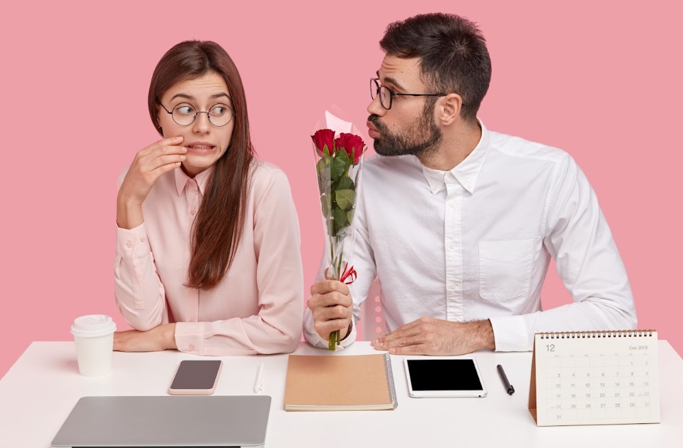 El 75 % de los trabajadores evita romances laborales, pero no todos