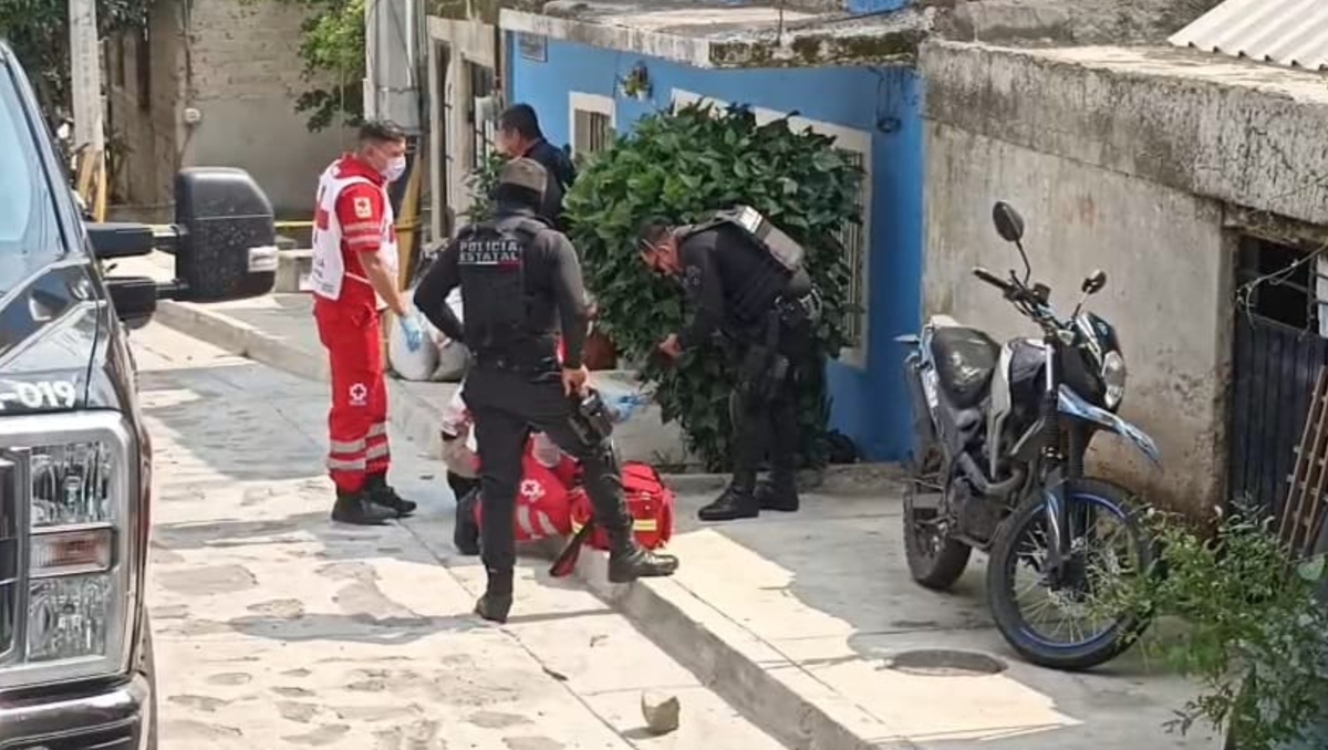 Elementos estatales y municipales, además de paramédicos de la Cruz Roja acudieron al lugar del impactante hallazgo (Foto: Juan Carlos Munguía)