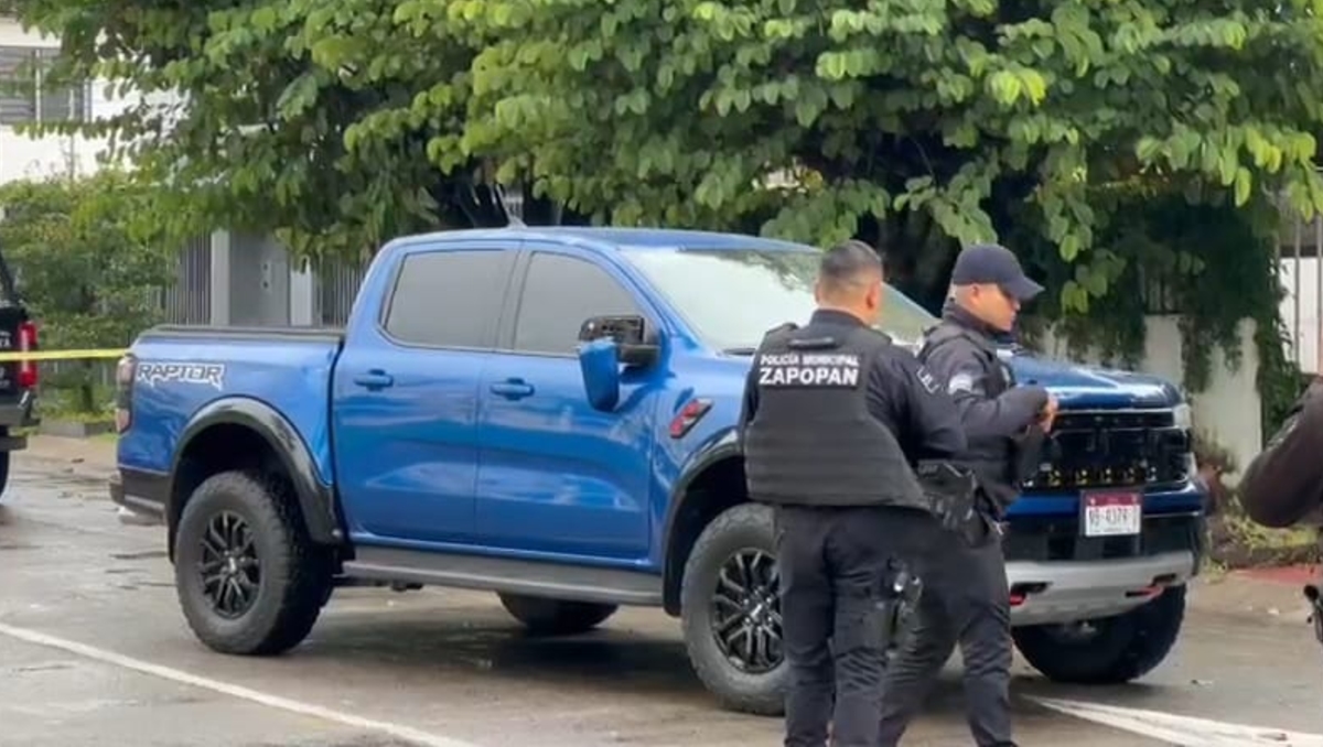 Policía de Zapopan recuperaron la camioneta abandonada en una calle cerrada de la colonia Paseos del Sol (Foto: Juan Carlos Munguía)
