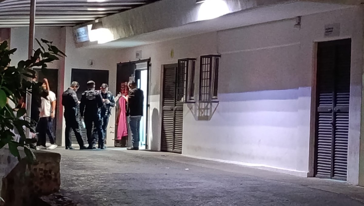 Policías acudieron a la Cruz Verde tras el reporte de la muerte (Vicente Torres Alfaro)