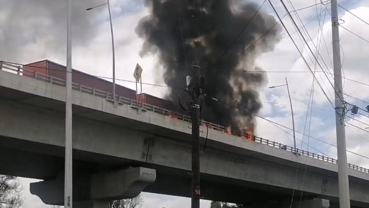 Dos policías mueren mientras abanderaban incendio en la México-Puebla | Especial
