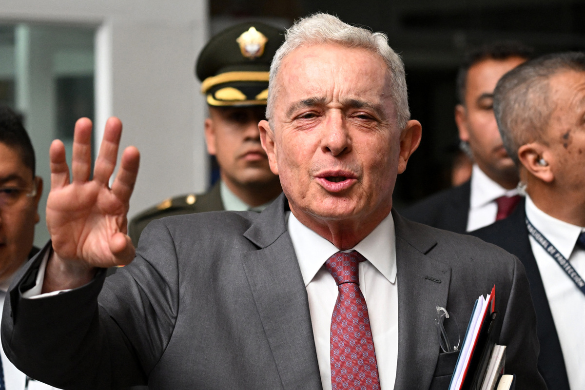 El ex presidente colombiano Álvaro Uribe gesticula mientras habla con la prensa | Agencia AFP