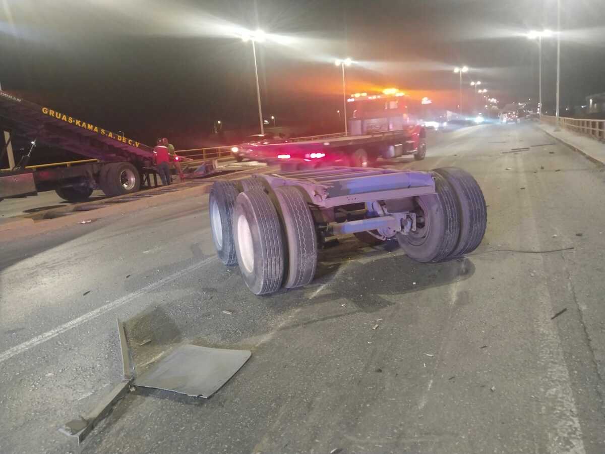 El remolque transportaba crema y parte de la carga fue saqueada por personas que pasaban por el lugar. | Especial