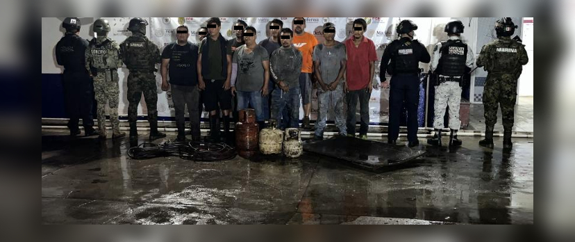 Fueron sorprendidos mientras cortaban una estructura presuntamente propiedad de Pemex. | Fluvio Cesar Martínez