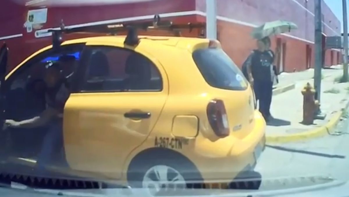 El taxista involucrado en la disputa bajó del vehículo visiblemente molesto. | Especial