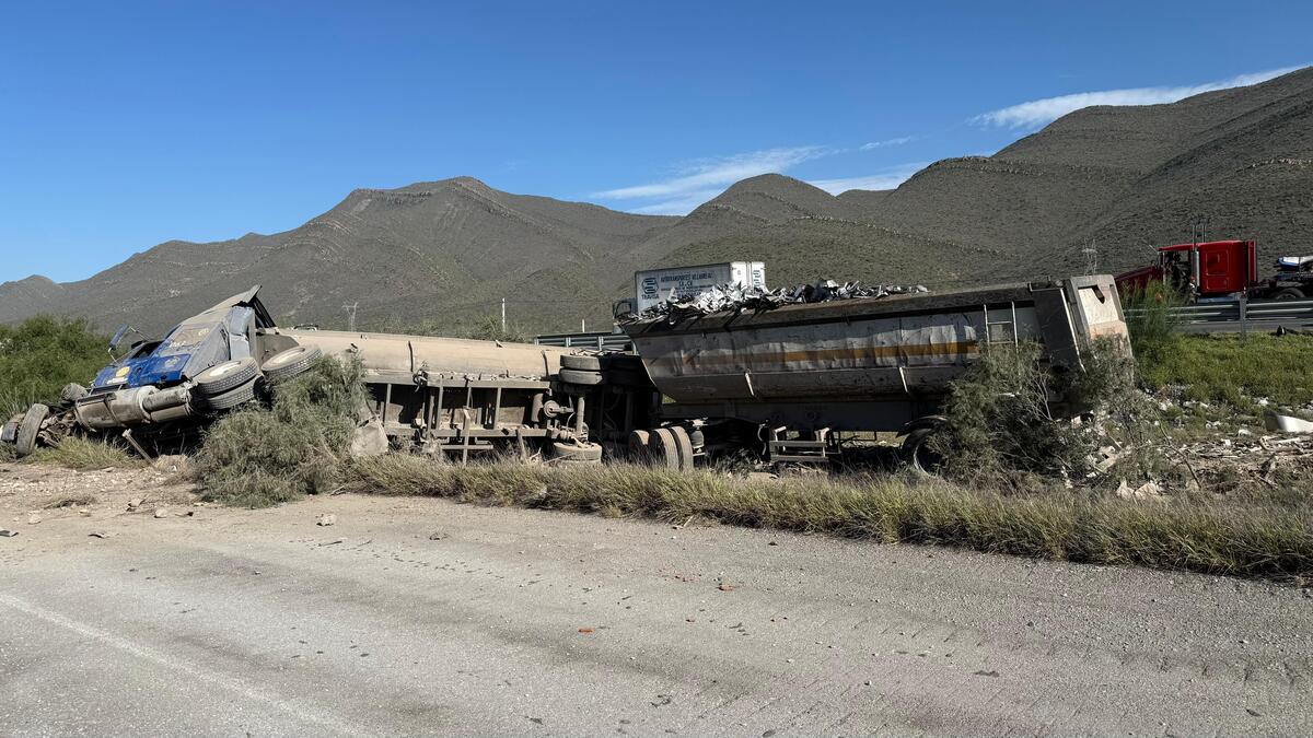 Tráiler vuelca en la Monterrey–Saltillo; conductor rechaza atención. (Milenio Policía)